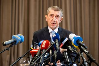 Babiš se „nevratně“ vzdává Agrofertu. A papír mezitím tiše pláče smíchy - Médium.cz